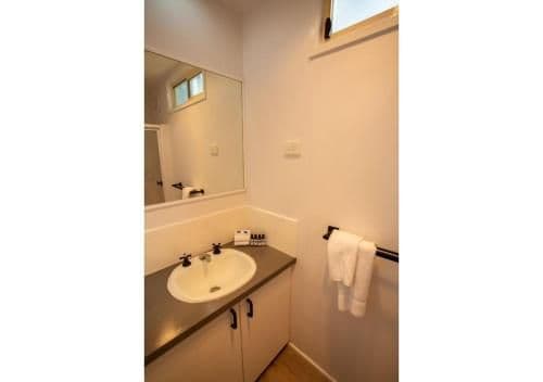 Deluxe 2 Bedroom Cabin - Sleeps 6