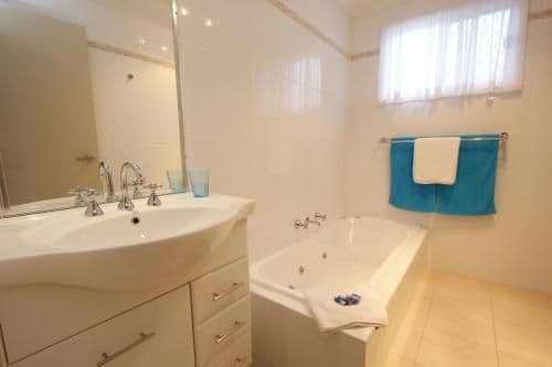 Deluxe Three-Bedroom Cabin - 6 Berth