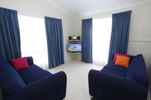 Deluxe Three-Bedroom Cabin - 6 Berth