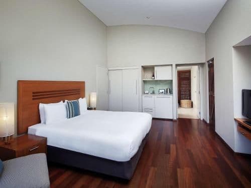 Studio Lake View King Bed