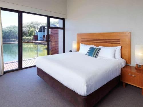 Studio Lake View King Bed