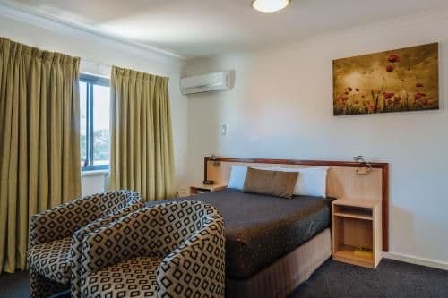 Queen Suite with Spa Bath