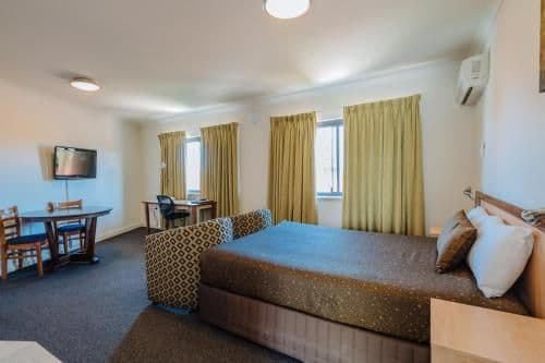 Queen Suite with Spa Bath