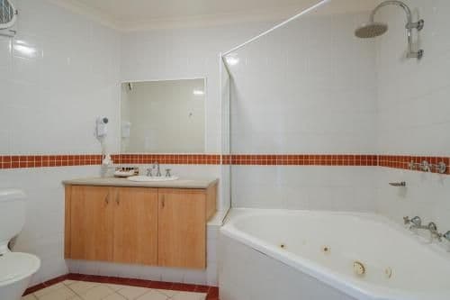 Queen Suite with Spa Bath