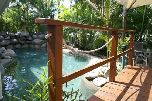 Apartment with Pool View