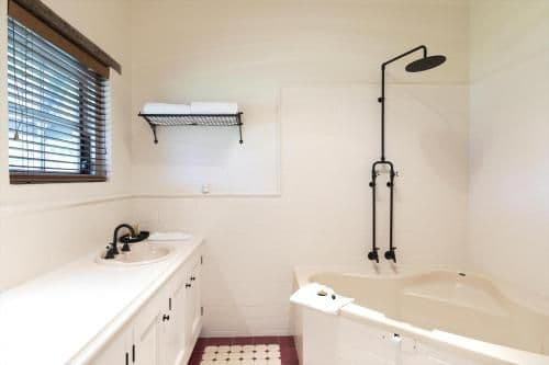 Queen Suite with Spa Bath