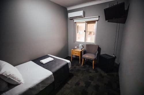 Budget Single Room with Shared Bathroom