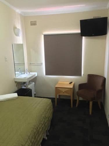 Budget Single Room with Shared Bathroom