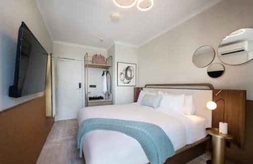 Deluxe Hotel Room