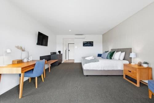 Deluxe Double or Twin Room with Golf Course and Lake View