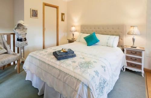 Queen Suite with Spa Bath