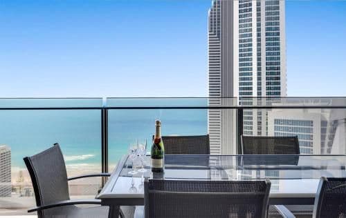 Two-Bedroom Apartment with Ocean Views and Spa Bath