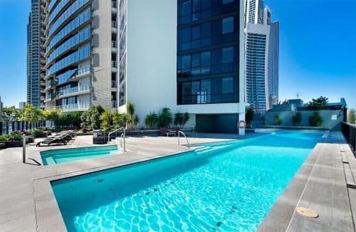 Two-Bedroom Apartment with Ocean Views and Spa Bath