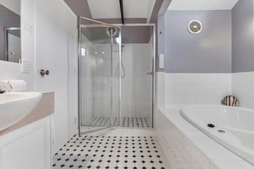 Queen Suite with Spa Bath