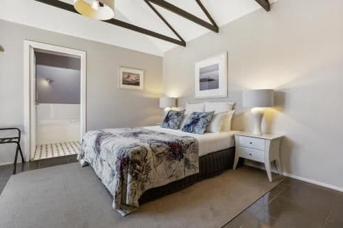 Queen Suite with Spa Bath