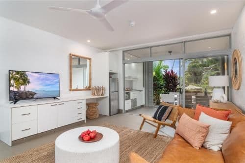 Apartment with Pool View