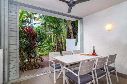 Apartment with Pool View