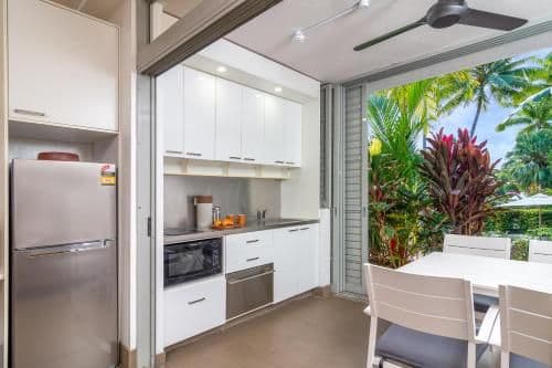 Apartment with Pool View