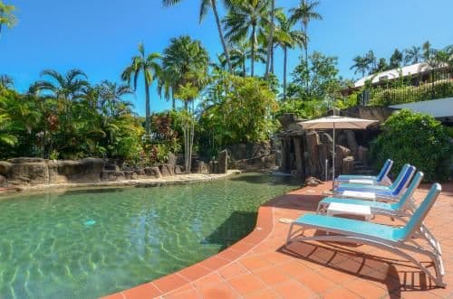 Apartment with Pool View