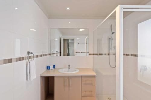 Deluxe 2 Bedroom Cabin - Sleeps 6