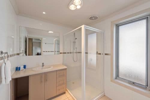 Deluxe 2 Bedroom Cabin - Sleeps 6