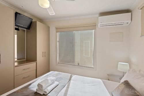 Deluxe 2 Bedroom Cabin - Sleeps 6