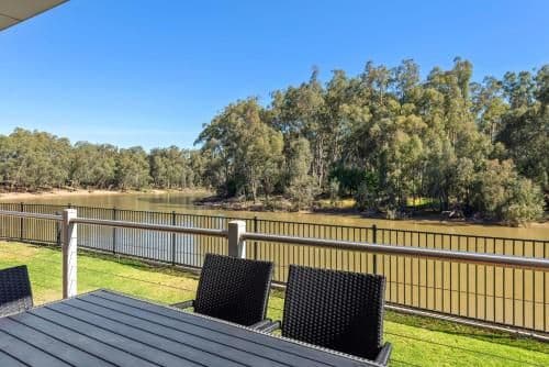 Deluxe 2 Bedroom Cabin - Sleeps 6