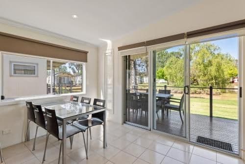 Deluxe 3 Bedroom Lakefront Cabin