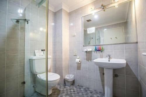 Queen Room with Spa Bath