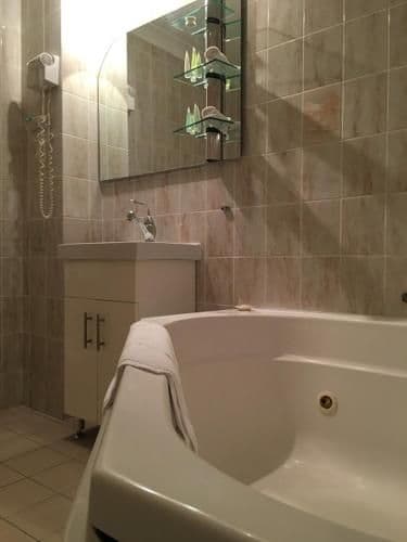 Queen Room with Spa Bath