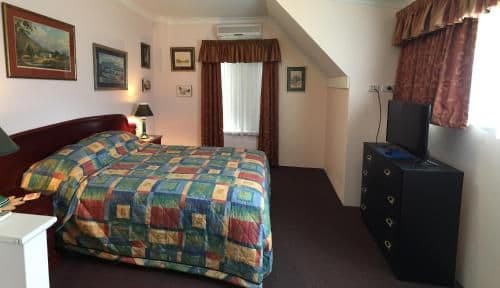 Queen Room with Private Bathroom