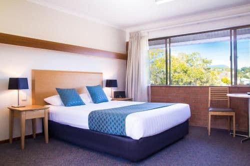 Standard Queen Room with Mountain View