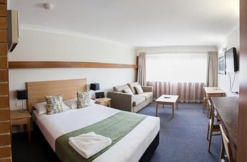 Standard Queen Room with Mountain View