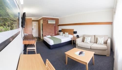 Standard Queen Room with Mountain View