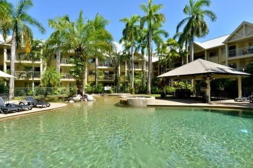 Apartment with Pool View