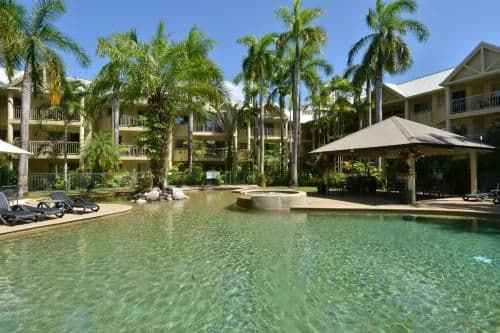 Apartment with Pool View