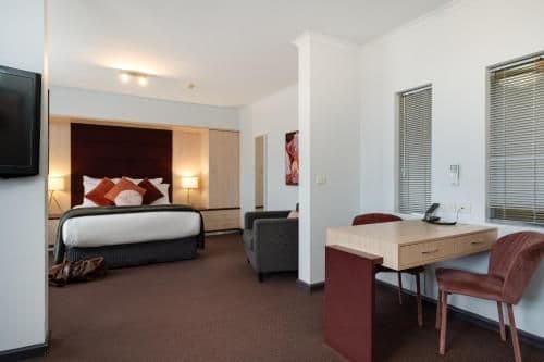 Deluxe Queen Suite