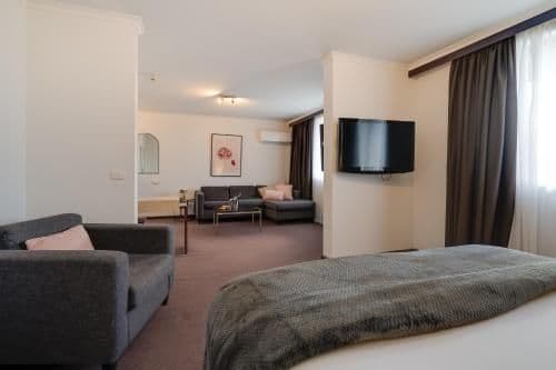 Deluxe Queen Suite