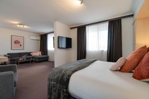 Deluxe Queen Suite