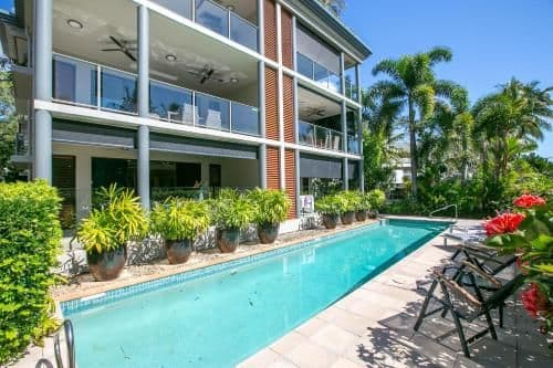Apartment with Pool View