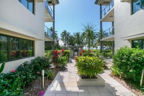Apartment with Pool View
