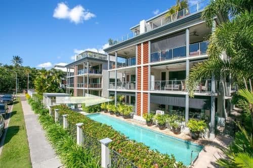 Apartment with Pool View