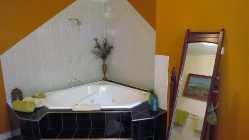Queen Room with Spa Bath