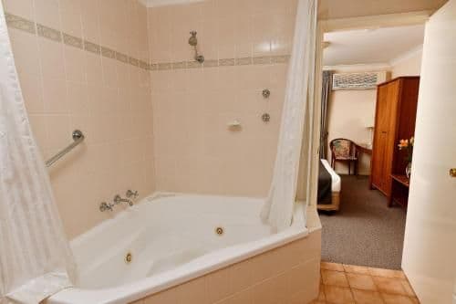 Queen Room with Spa Bath