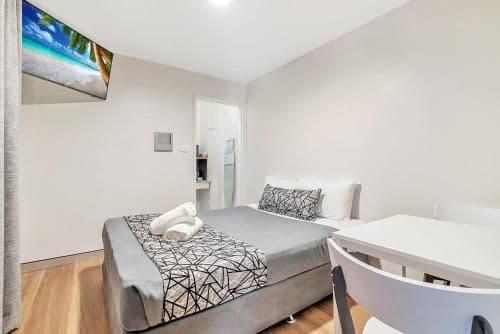 Budget Queen Room - Street Parking