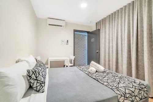 Budget Queen Room - Street Parking