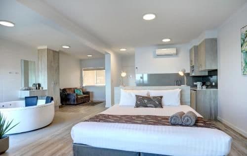 Studio with Spa Bath