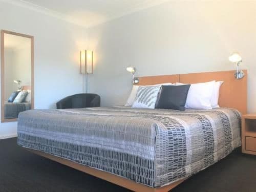 Deluxe King Room with Kitchenette