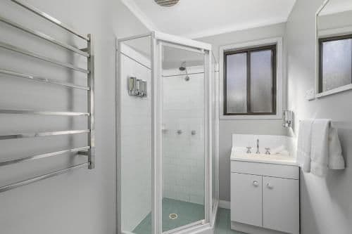 Two-Bedroom Cottage with Spa Bath