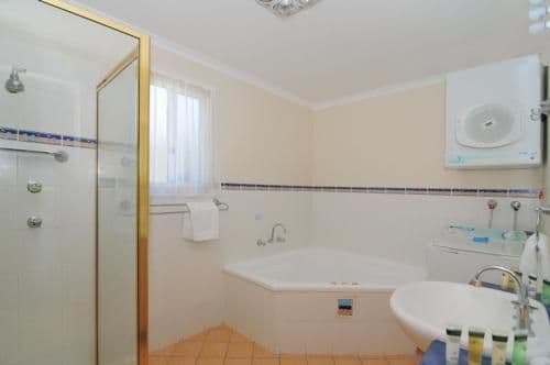 Two-Bedroom Cottage with Garden View - Spa Bath